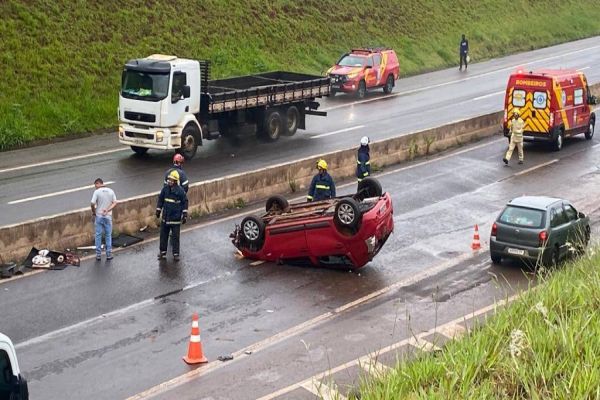 Sandero capota na PRc-467 nas proximidades do Viaduto da Rua Jacarezinho; Condutor sai ileso