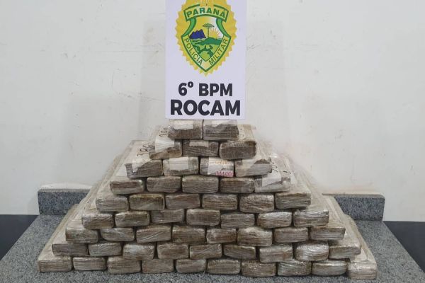 Mulher é detida pela Rocam com 35 kg de maconha em abordagem a ônibus em Corbélia