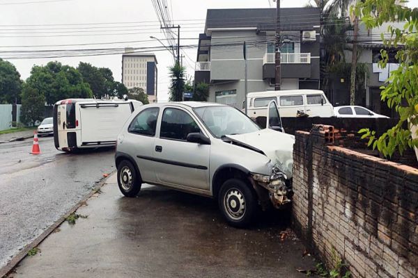 Doblô tomba e Corsa destrói muro de residência após forte colisão no Bairro Parque São Paulo