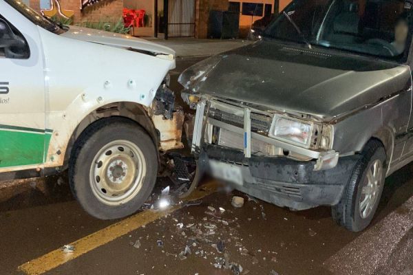 Colisão frontal é registrada na Rua das Perdizes no, Jardim Riviera, em Cascavel