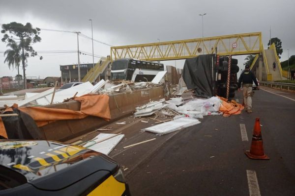 Caminhão carregado com portas de madeira tomba na BR-277, no Trevo Cataratas