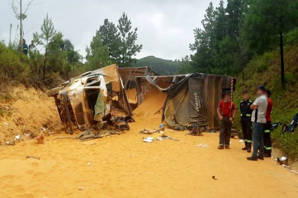 Quatro pessoas morrem após gravíssimo acidente entre caminhões na PR-340 em Tibagi