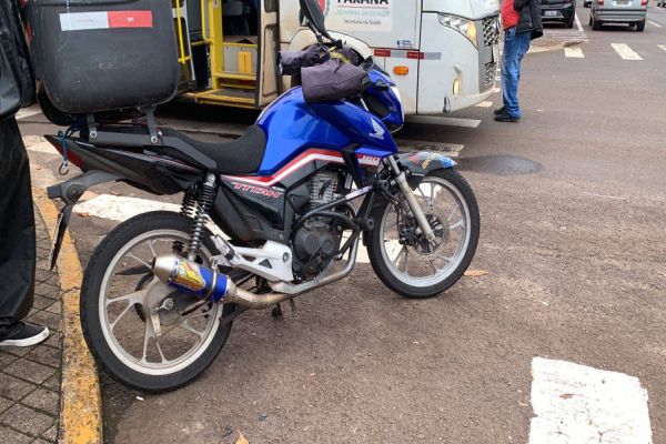 Ônibus envolve em colisão de trânsito com moto no Centro de Cascavel