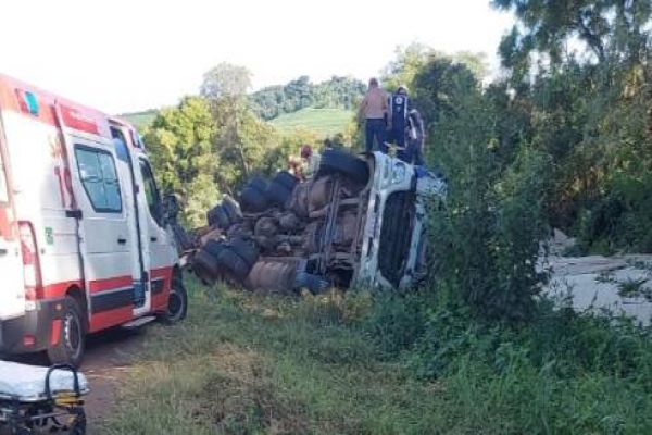 Motorista fica ferido em tombamento de caminhão na BR-280