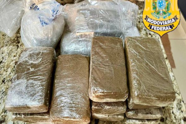 Imagem referente a notícia: PRF apreende haxixe e cocaína com passageira de BlaBlaCar na BR-277