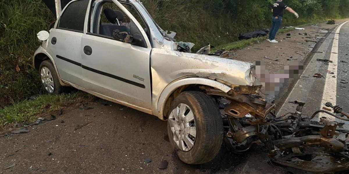 Carro parte ao meio e motorista morre na hora em violenta colisão com caminhão