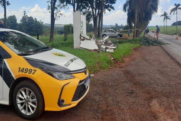 Jovem morre após colidir contra um ponto de ônibus e um coqueiro na PR-497