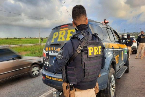 Carro forte tomba com R$ 3 milhões a bordo na BR 153, entre Imbituva e Irati
