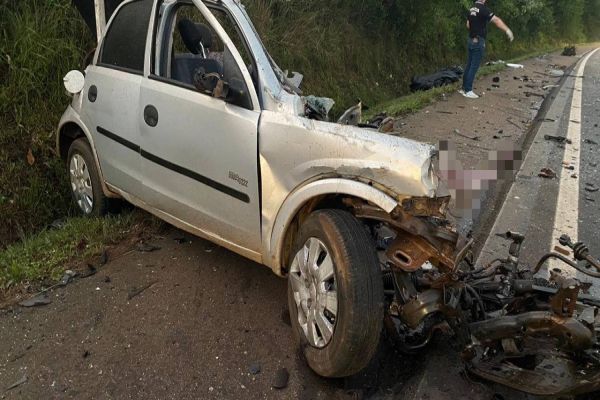 Carro parte ao meio e motorista morre na hora em violenta colisão com caminhão