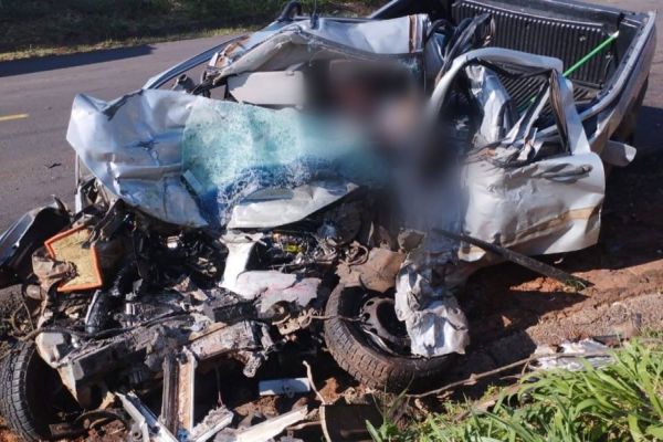 Duas pessoas morrem em colisão entre carro e caminhão na PR-182 entre Xambrê e Casa Branca