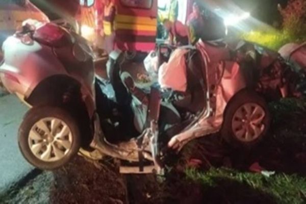 Quatro pessoas da mesma família morrem após carro bater contra árvore