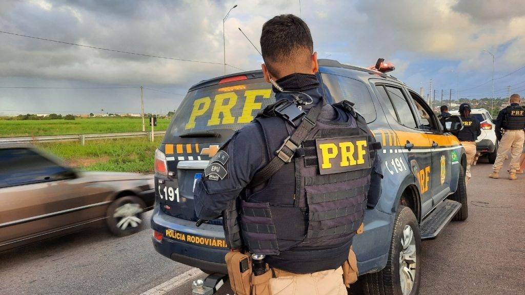 Carro forte tomba com R$ 3 milhões a bordo na BR 153, entre Imbituva e Irati