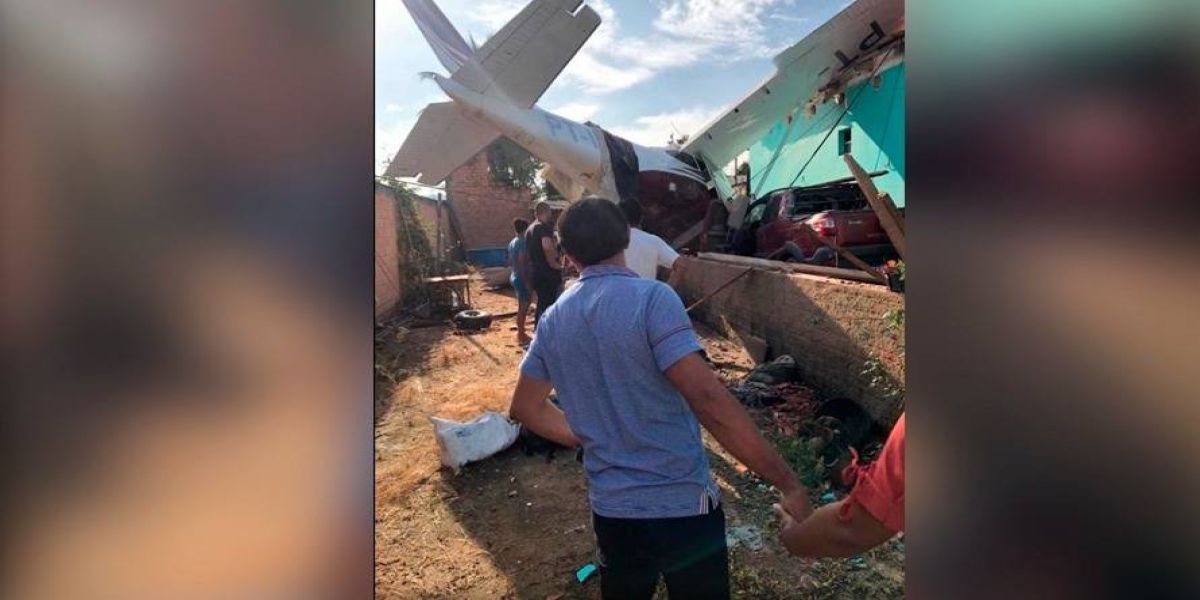Avião cai sobre casa e duas pessoas ficam feridas; Veja o momento da queda