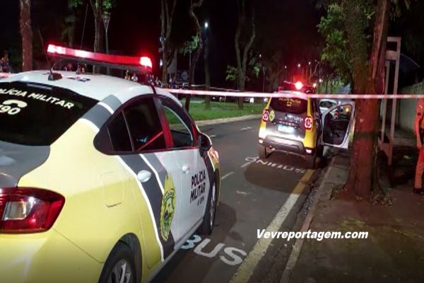 Mulher morre após cair da garupa de moto; polícia investiga se piloto a derrubou de propósito