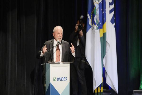 Lula afirma que 'calote' de Cuba e Venezuela no BNDES é culpa de Bolsonaro