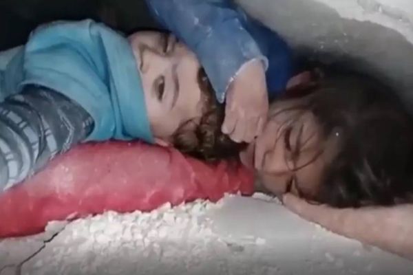 Menina corajosa protege irmão após ficar presa por 17 horas em escombros de terremoto na Turquia