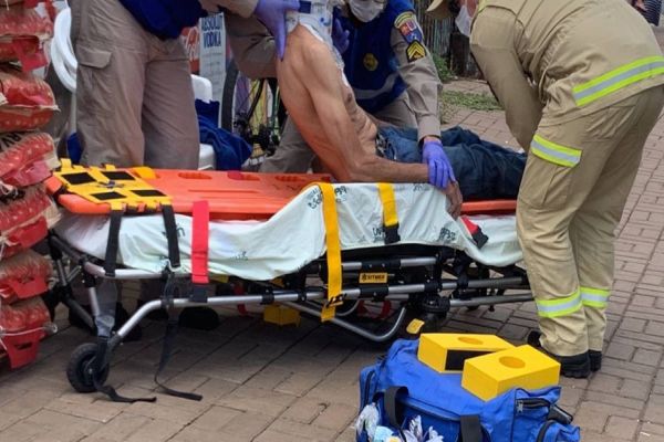 Carro estacionado abre a porta e atinge ciclista na Avenida Papagaios no Jardim Clarito