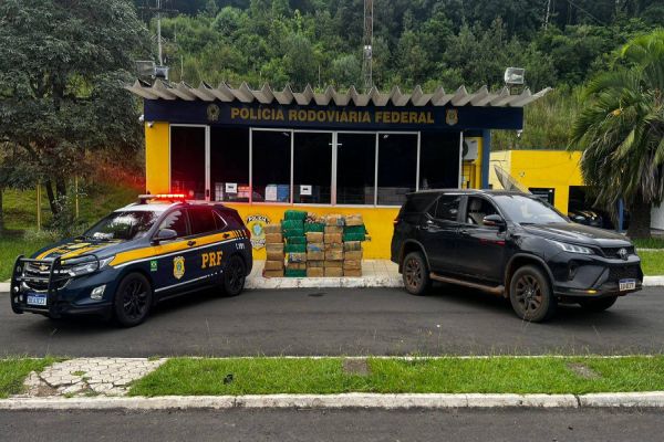 PRF apreende cerca 620 quilos de maconha e recupera veículo com indicativo de furto na BR-277