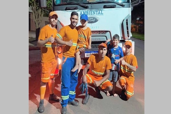 Trabalhadores da coleta de lixo fazem alegria de pequenos irmãos em Cascavel