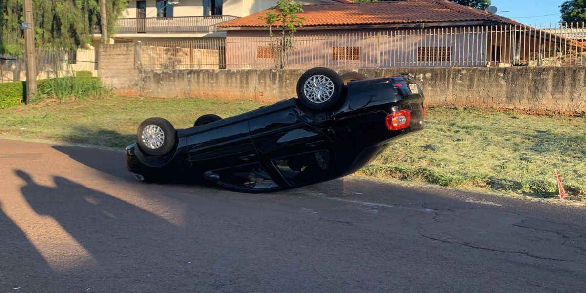 Capotamento é registrado na Rua José Bonifácio no Bairro São Cristóvão, em Cascavel