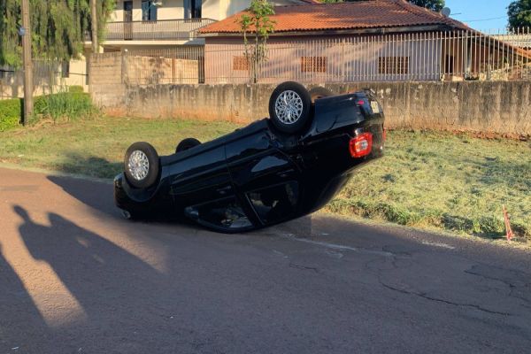 Capotamento é registrado na Rua José Bonifácio no Bairro São Cristóvão, em Cascavel