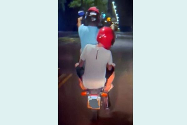 Adolescente empina moto em frente à Delegacia de Polícia Federal e tem veículo apreendido