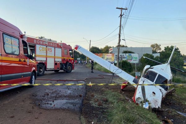 Avião com quatro ocupantes cai na zona urbana de Erechim, mas ninguém fica ferido