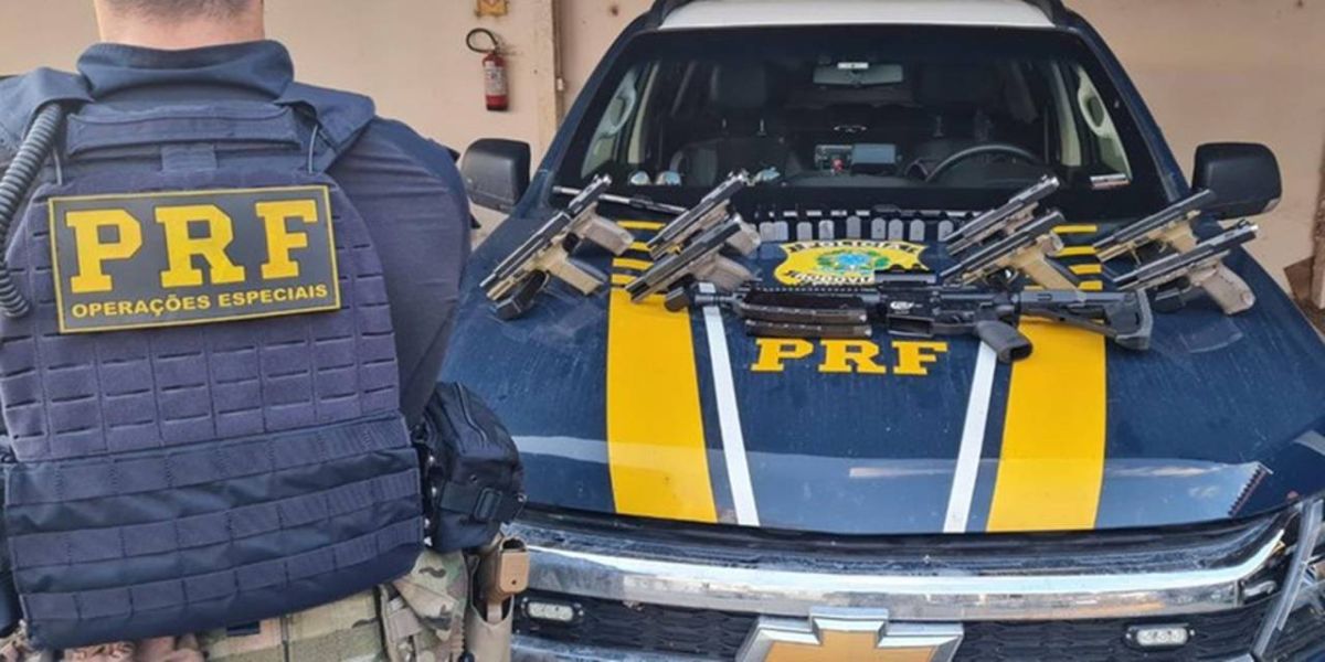 PRF prende três pessoas transportando fuzil e pistolas no Paraná