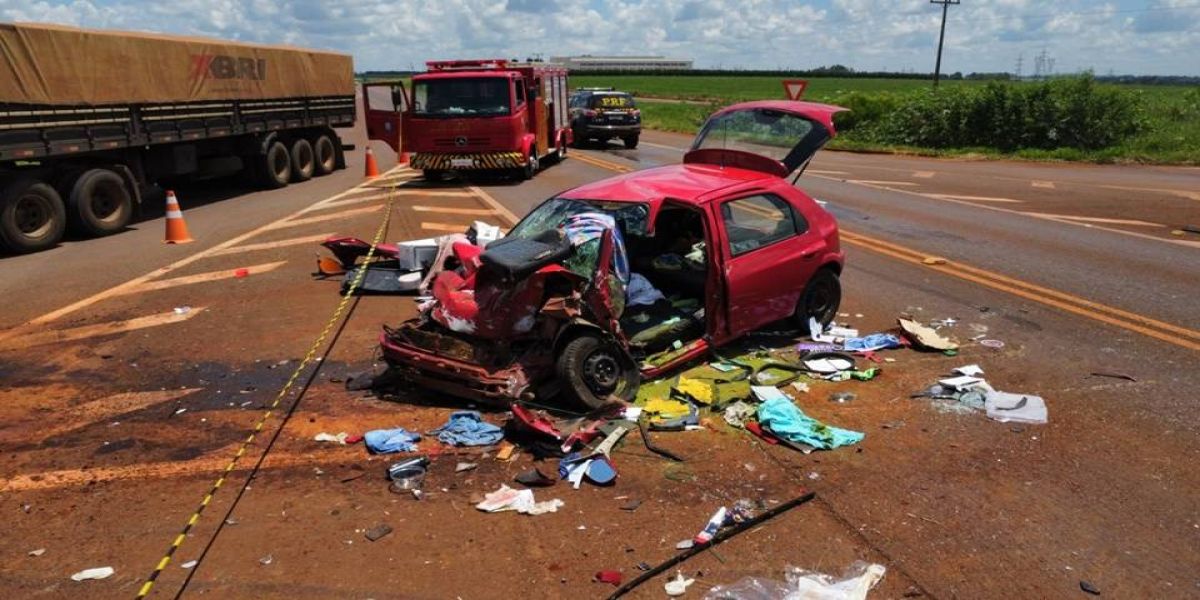 Motorista fica gravemente ferida em colisão entre carro e caminhão na PR-158