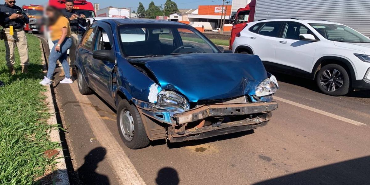 Engavetamento entre três carros deixa uma pessoa ferida na BR-277 em Cascavel