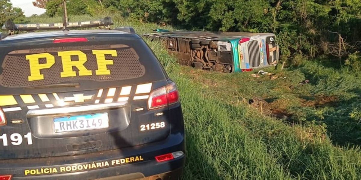 PRF dá detalhes sobre tombamento de ônibus na BR-163, aonde estavam 27 pessoas