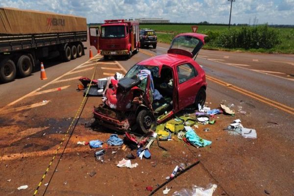 Motorista fica gravemente ferida em colisão entre carro e caminhão na PR-158