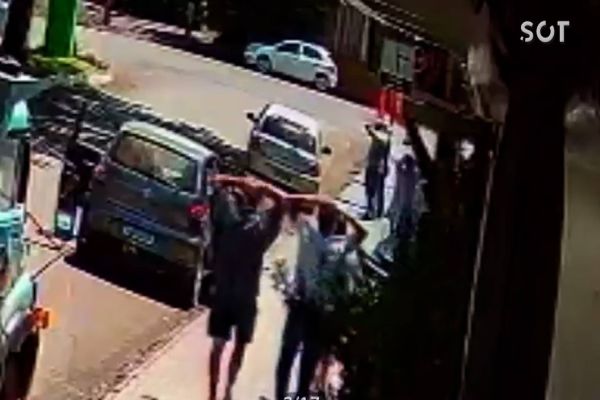 Imagem referente a notícia: Câmera de segurança registra assalto a duas agências bancarias no sudoeste do Paraná