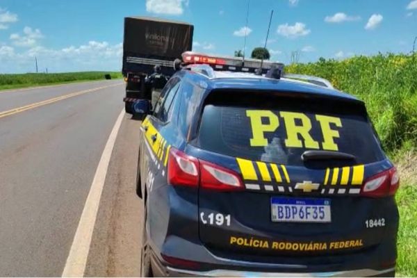 PRF no Paraná apreende carreta carregada de contrabando na BR-158