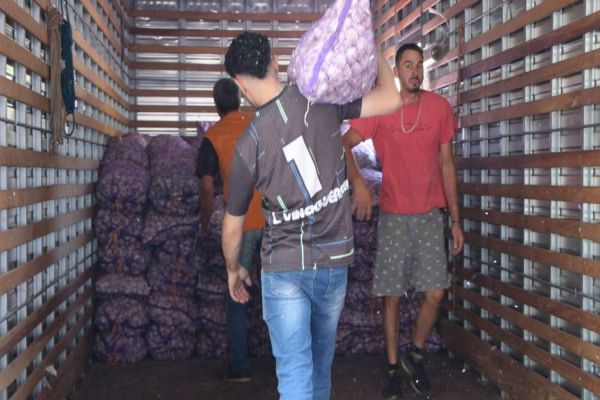 Programa Compra Direta recebe e distribui 27 toneladas de alho apreendidas pela Receita Federal