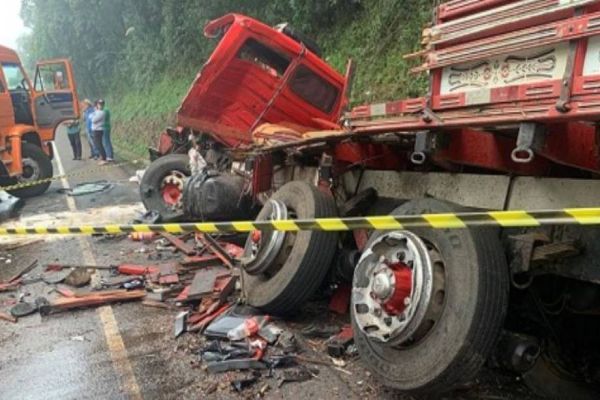 Motorista morre em colisão entre caminhão e carreta na BR-153