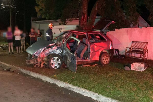Violenta colisão entre três carros deixa cinco pessoas feridas no Jardim Brasília