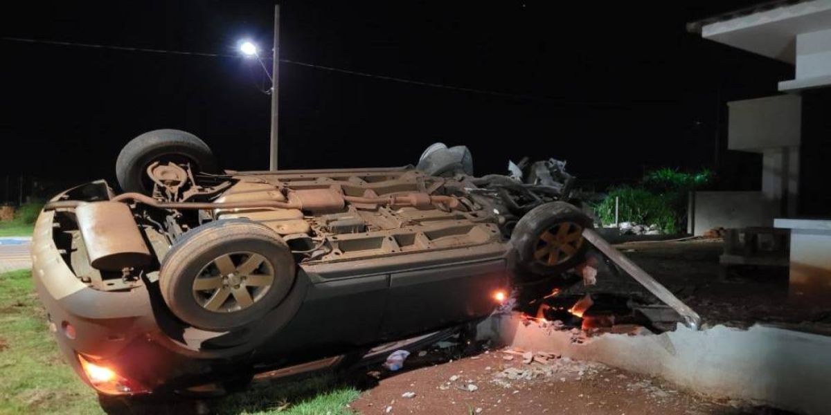 Homem capota carro e para em muro de residência em Nova Santa Rosa