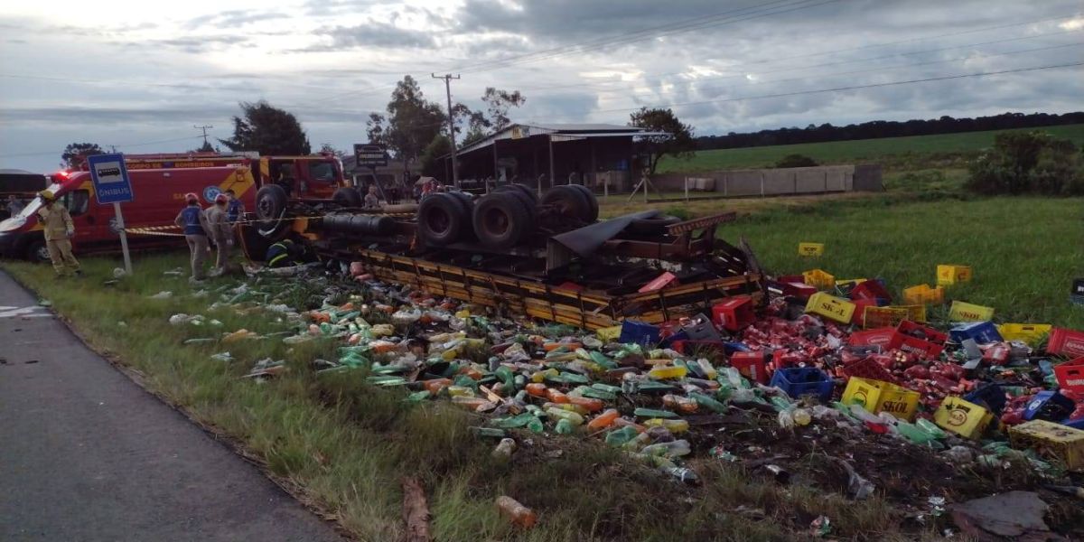 Caminhoneiro morre após tombamento de caminhão carregado de bebidas em São Mateus do Sul