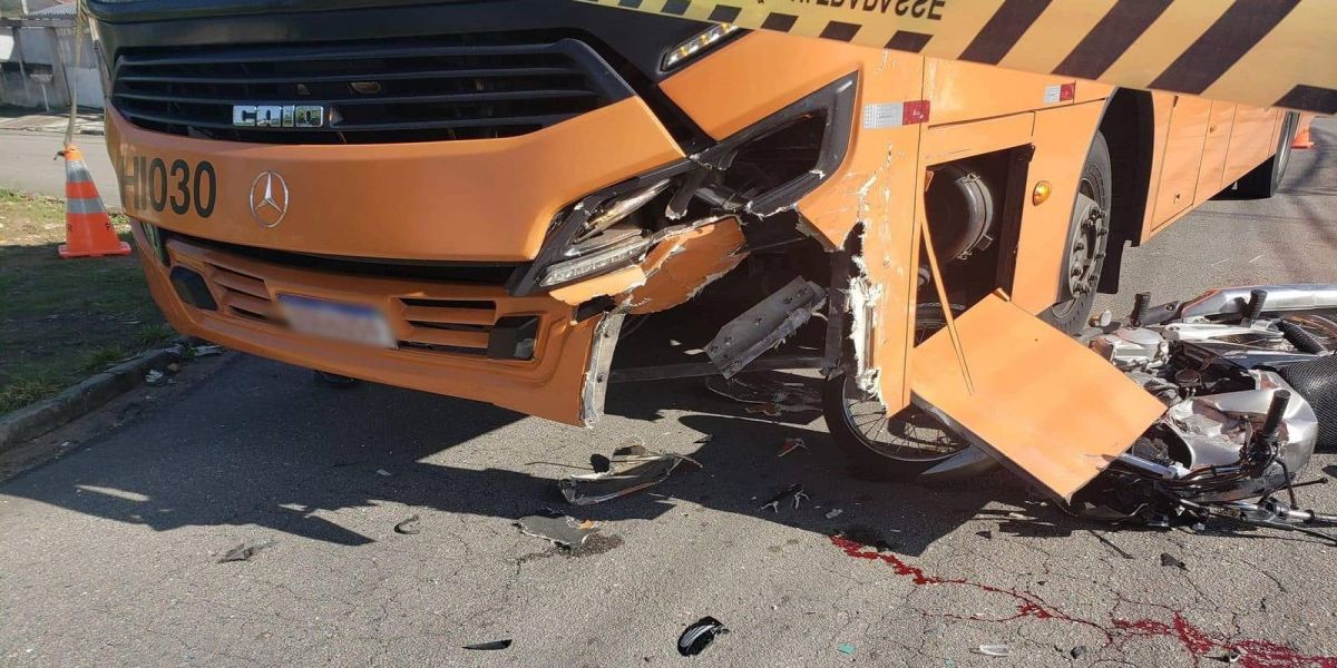 Motociclista morre na hora ao colidir contra ônibus na região metropolitana do Paraná