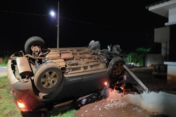 Homem capota carro e para em muro de residência em Nova Santa Rosa