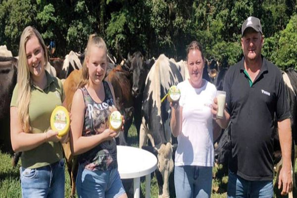 Professora deixa sala de aula para fazer sucesso com queijaria no Paraná