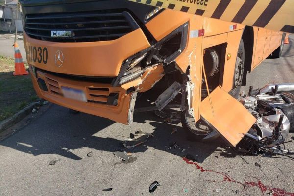 Motociclista morre na hora ao colidir contra ônibus na região metropolitana do Paraná