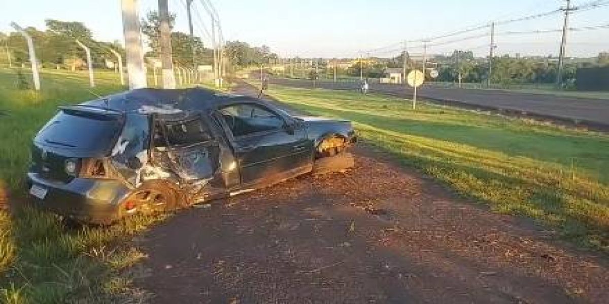 Condutor morre ao ser ejetado de carro durante capotamento na PR-880