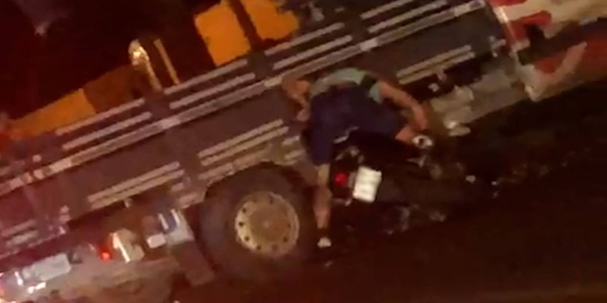 Motociclista fica preso em veículo após forte colisão na Vila Pioneiro, em Toledo