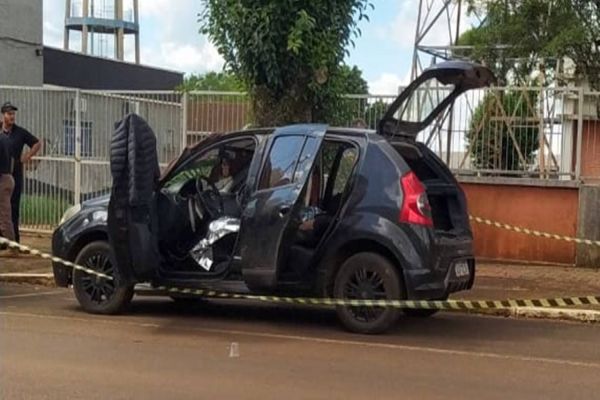Homem é encontrado morto dentro de carro no centro de Guaraniaçu