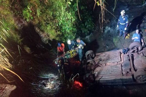 Quatro pessoas são resgatadas em rio após carro cair de ponte e capotar, no norte do Paraná