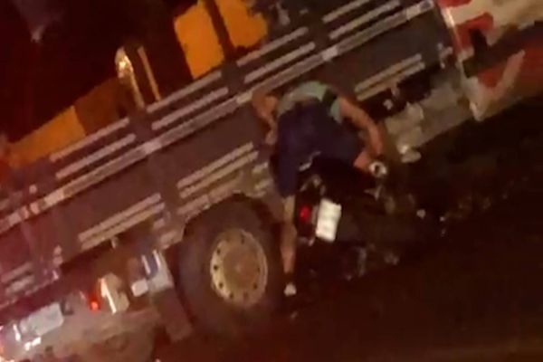 Motociclista fica preso em veículo após forte colisão na Vila Pioneiro, em Toledo