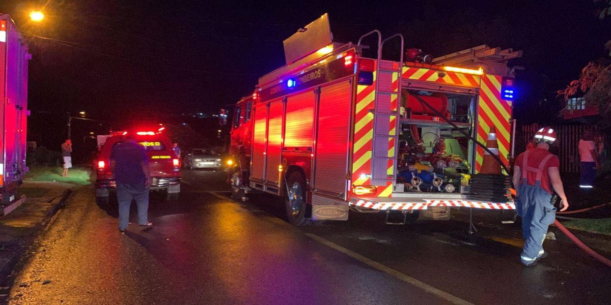 Incêndio destrói casa no Jardim Colmeia em Cascavel