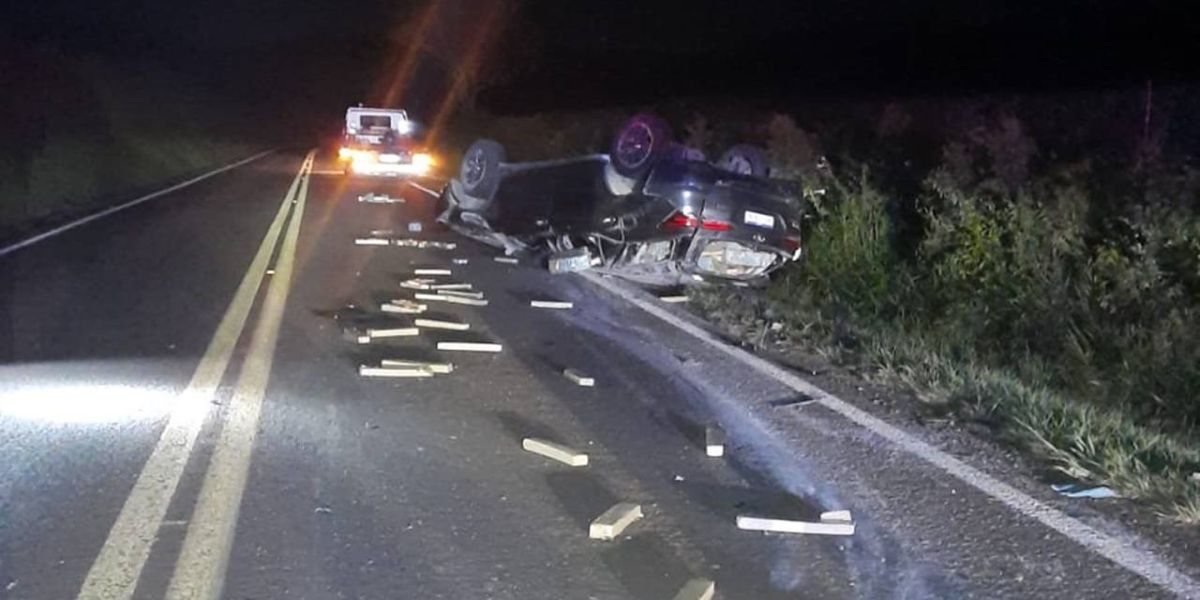 Veículo carregado com entorpecente e armas é encontrado capotado na PR-180 em Cascavel